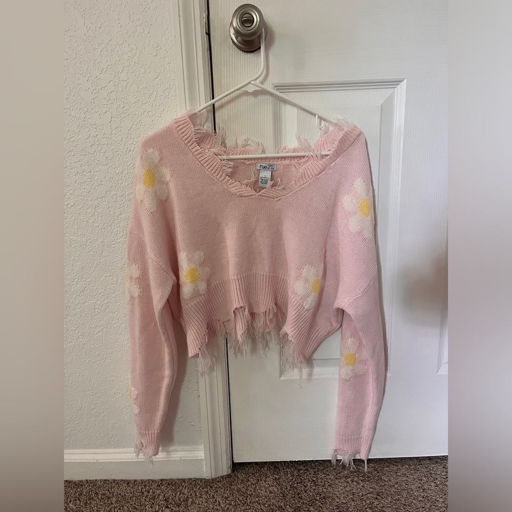 Rue 21 light pink daisy crop sweater. Size medium.